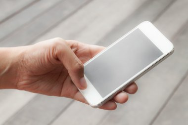 Mobil akıllı telefon kullanan kadın
