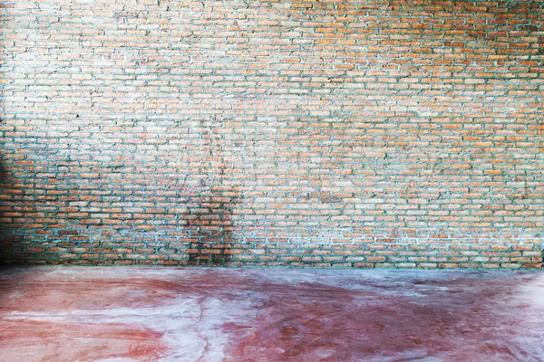 Гранж интерьер с кирпичной стеной — стоковое фото