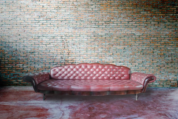 Red  sofa  in vintage room — Stock Photo, Image