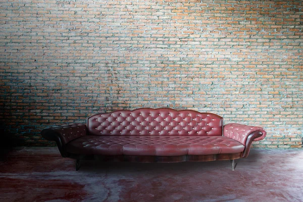 Red  sofa  in vintage room — Stock Photo, Image