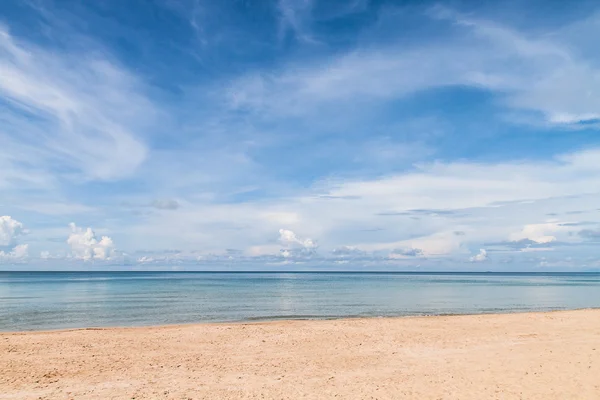 热带海洋和蓝蓝的天空 — 图库照片