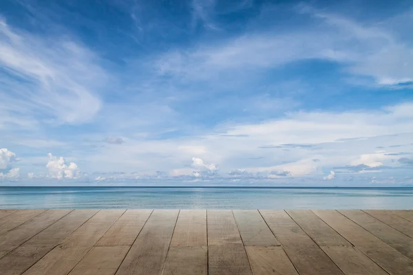 Sea and wooden walkway on summer — Stock Photo, Image