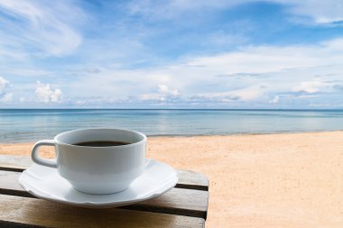 kahve fincanı plaj arka plan üzerinde