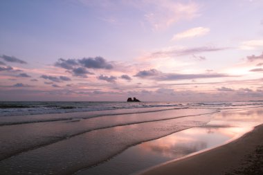 güzel gün batımı tropikal plaj. 