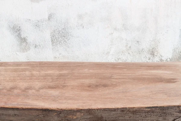 グランジの壁を越えて空の木製テーブル — ストック写真