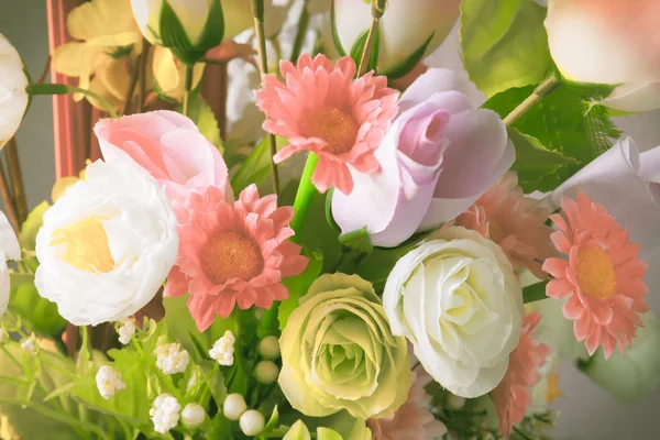 Flores artificiales con pared —  Fotos de Stock