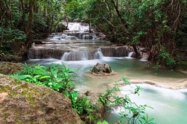 Huay Mae Khamin şelale tropikal ormanda, Tayland