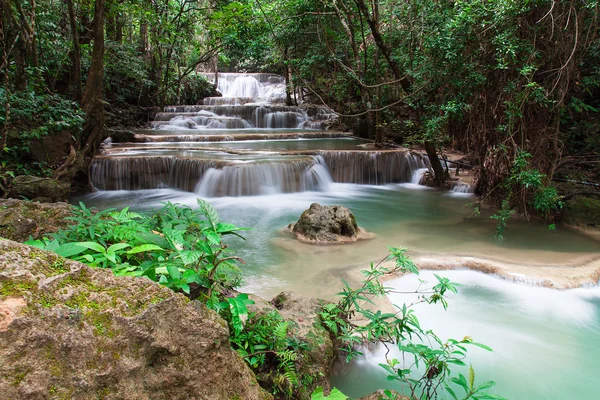 Huay Mae Khamin vodopád v tropickém lese, Thajsko — Stock fotografie