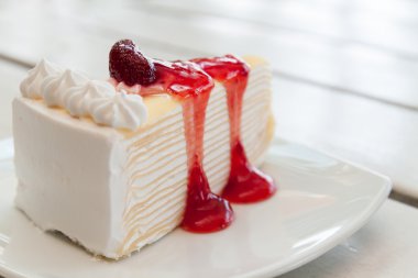 çilek soslu krep pasta