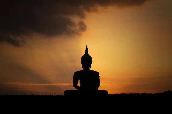 Maior estátua de buddha no fundo do pôr do sol — Fotografia de Stock