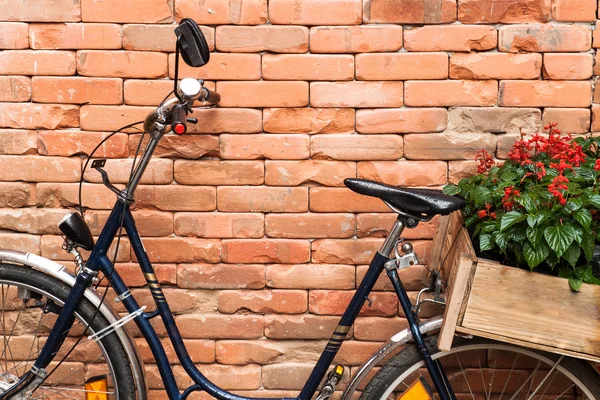 自転車に花瓶を花します。 — ストック写真