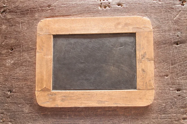 Hout omlijst schoolbord op oude hout achtergrond. Vintage stijl — Stockfoto