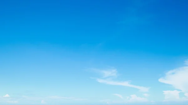 พาโนรามาที่สวยงามของท้องฟ้าสีฟ้า — ภาพถ่ายสต็อก