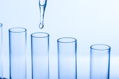 Sıvı cam test tüpleri üzerinde damla ile laboratuvar pipet 