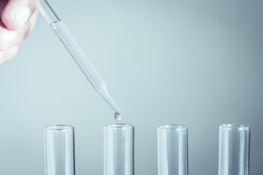 Sıvı cam test tüpleri üzerinde damla ile laboratuvar pipet 