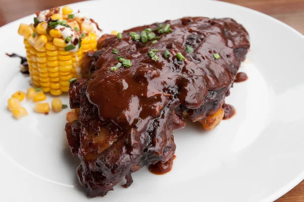 Barbacoa a la parrilla costillas de repuesto con maíz — Foto de Stock