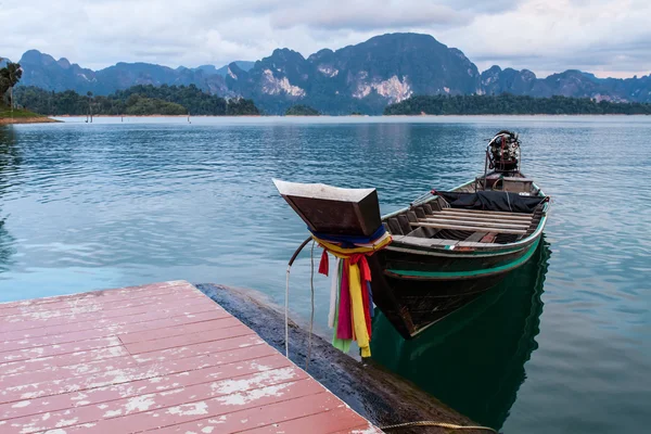 Bateau à queue longue dans le lac. Barrage Ratchaprapha à Khao Sok National Pa — Photo