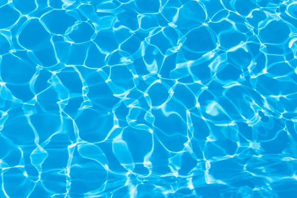 Azul agua rasgada en la piscina para el fondo — Foto de Stock