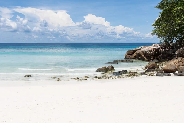 Красивое море и пляж на острове Та Чай — стоковое фото