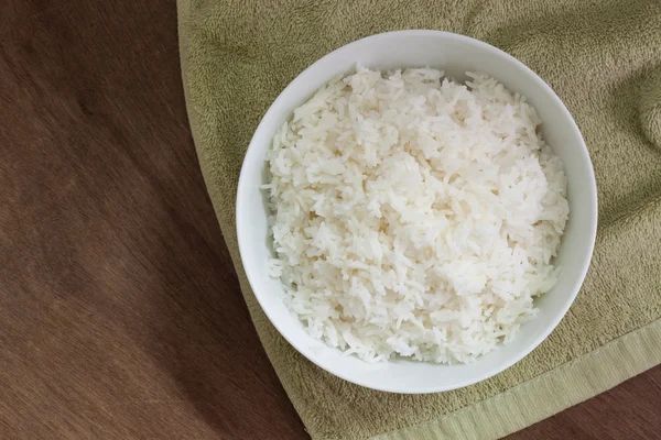 碗里盛满了米饭木制的桌子上 — 图库照片