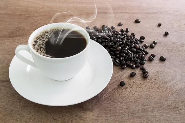 Taza de café negro y frijoles — Foto de Stock