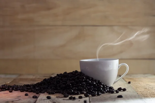 Taza de café negro y frijoles — Foto de Stock
