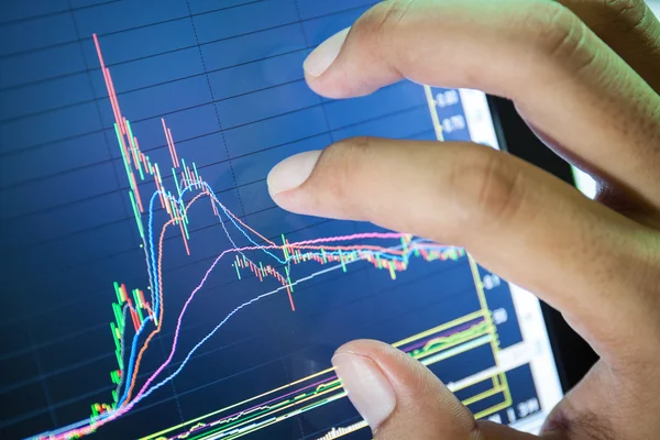 実業家、株式市場のグラフと棒グラフの価格ディスプレイ — ストック写真