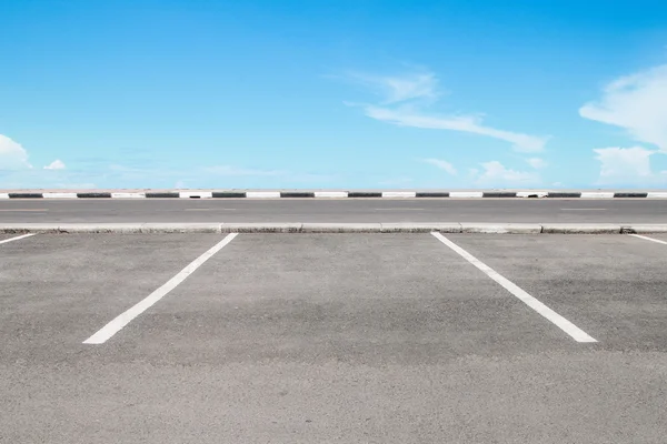 Área de estacionamento vazia com paisagem do céu — Fotografia de Stock