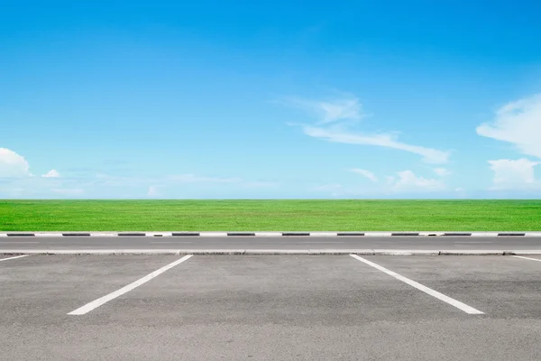Área de estacionamento vazia com paisagem do céu — Fotografia de Stock