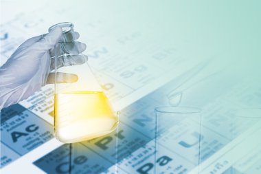 Kimya laboratuarında kimyasal testi için şişesi tutan bilim adamı,