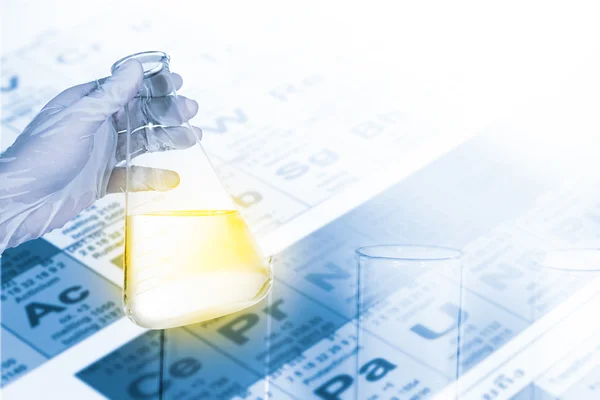 Kimya laboratuarında kimyasal testi için şişesi tutan bilim adamı