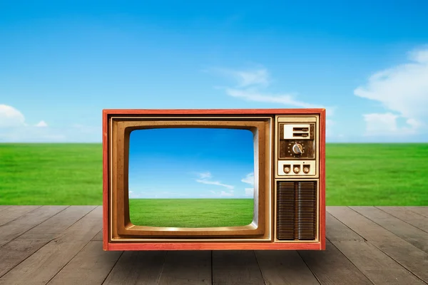 Grünes Gras und Himmel im Fernsehen — Stockfoto