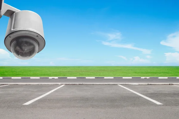 CCTV security camera in parking lot — Stock Photo, Image