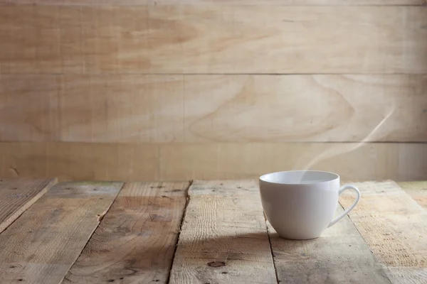 Tasse de café sur fond de bois — Photo