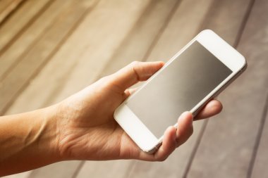 Mobil akıllı telefon, vintage tarzı kullanan kadın