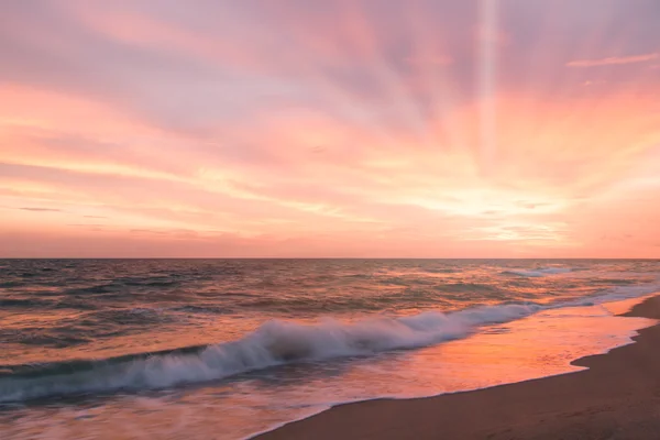 Spiaggia tropicale a bel tramonto . — Foto Stock