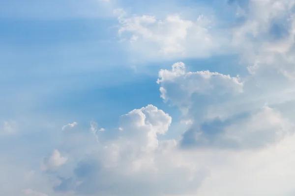 Nubes de cielo azul —  Fotos de Stock