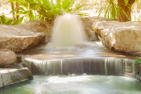 Cascada de jardín en el parque — Foto de Stock