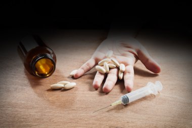 Narkotik şırınga ve uyuşturucu bağımlısı elinde