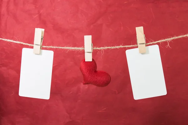 Foto em branco e corações vermelhos pendurados na corda, backgro Valentim — Fotografia de Stock