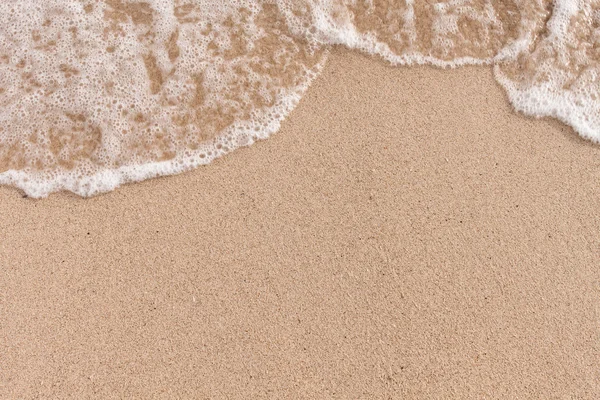 Miękka fala na piaszczystej plaży — Zdjęcie stockowe