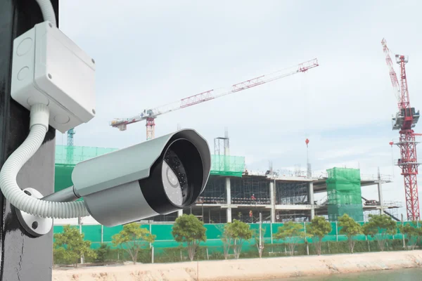Камера видеонаблюдения на безопасной строительной площадке — стоковое фото