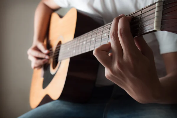 Mann spielt akustische Gitarre — Stockfoto