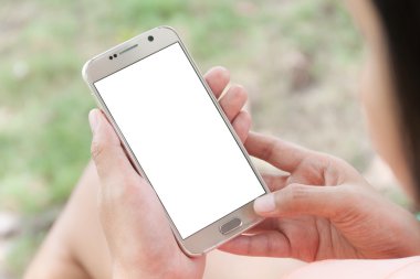 Akıllı cep telefonu kullanan bir kadına yakınlaş