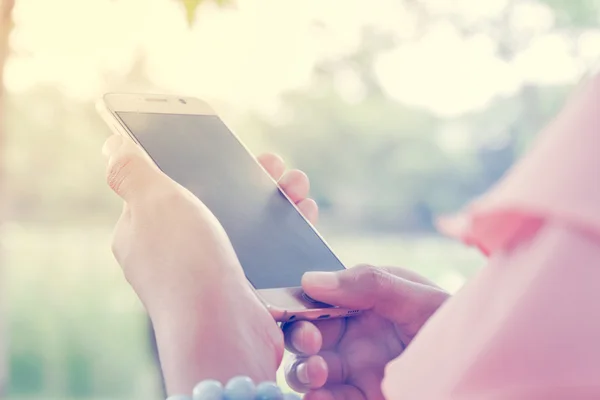 Akıllı cep telefonu kullanan bir kadına yakınlaş