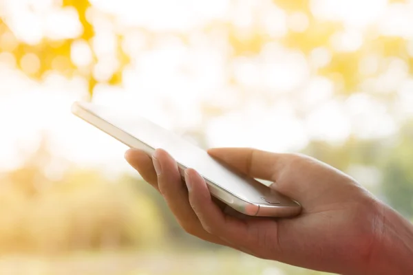 Detailní záběr ženy pomocí mobilního telefonu — Stock fotografie