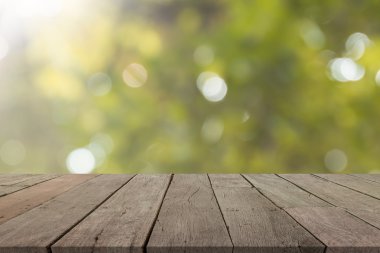 Ürün görüntü güneş ışığı bokeh arka ile boş ahşap tablo