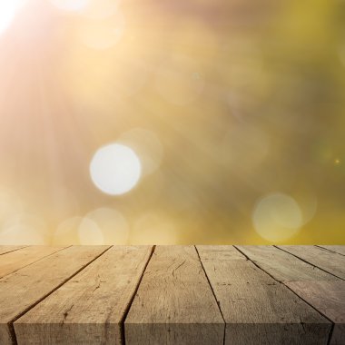 Ürün görüntü güneş ışığı bokeh arka ile boş ahşap tablo