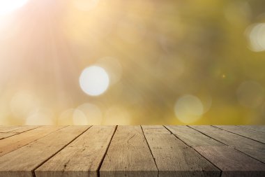 Ürün görüntü güneş ışığı bokeh arka ile boş ahşap tablo
