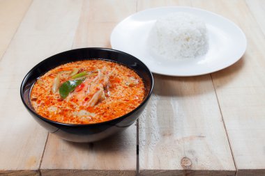 Yasemin pirinç Tom Yum çorbası üzerinde ahşap masa, Tayland gıda